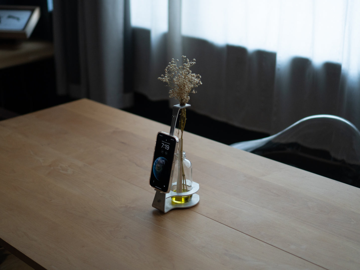 Phone Stand & Vase For Dried Flowers